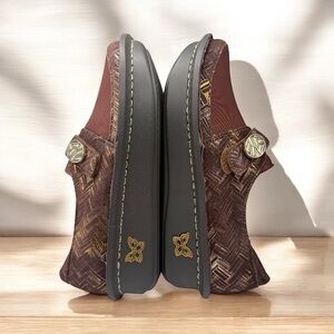 ALEGRIA WOMEN’S SLIP-ON SHOES SIZE 37 (7-7.5) BROWN & GOLD TEXTURED DESIGN